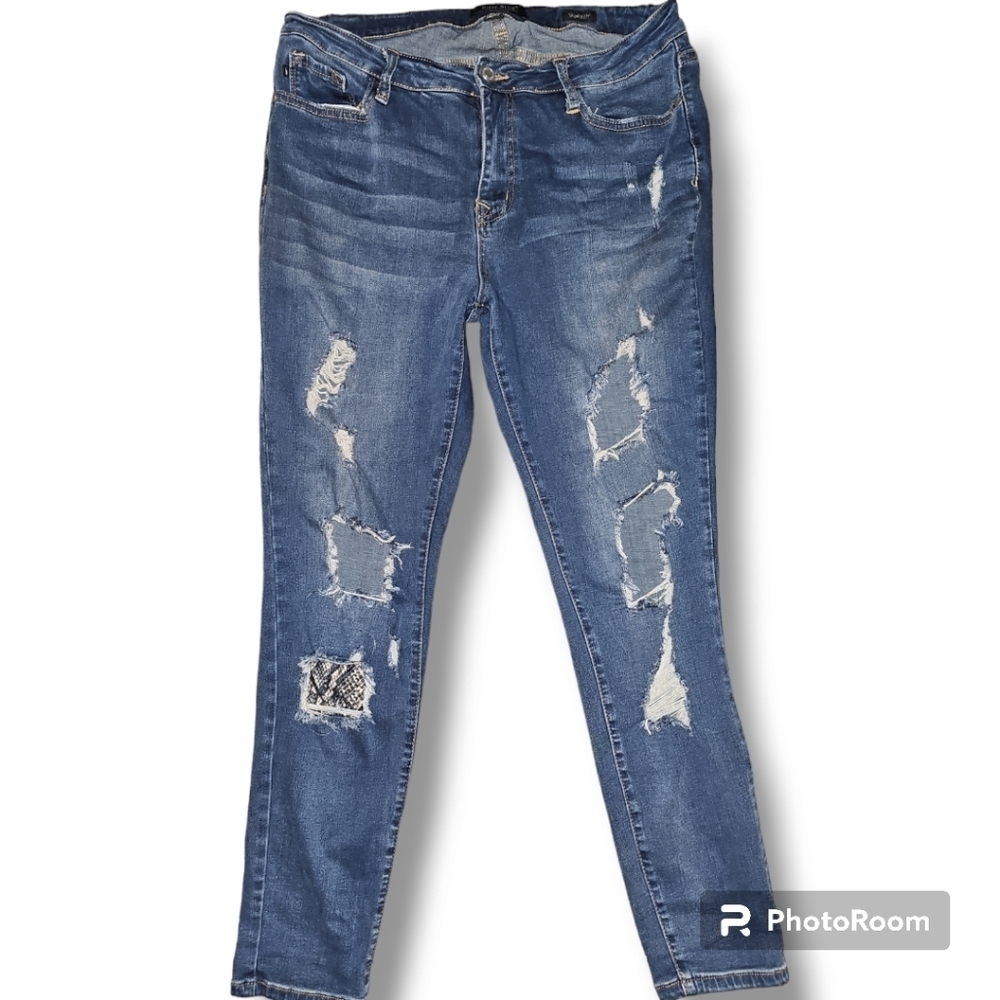 Sz 15 or sz 32 Judy Blue distressed skinny jeans